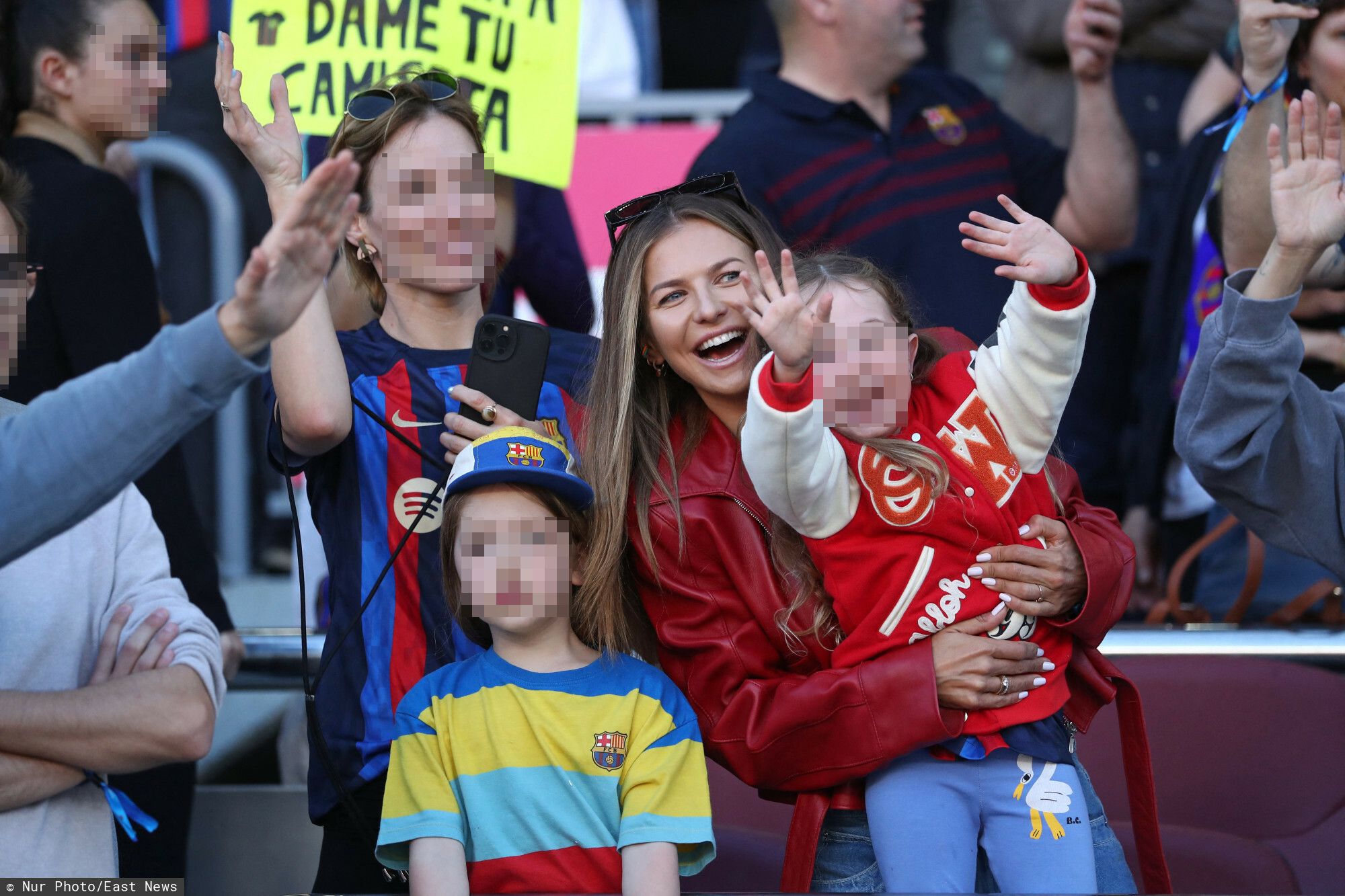 Anna Lewandowska z Klarą na meczu