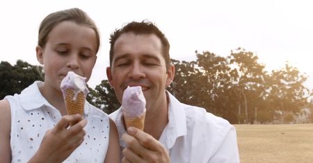 Gorąca herbata i lody w upalny dzień
