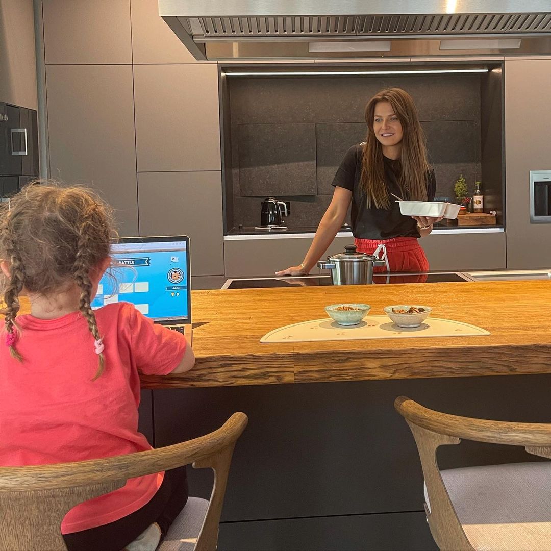 Anna Lewandowska dba o cerę i gotuje dla Klary w apartamencie w stolicy
