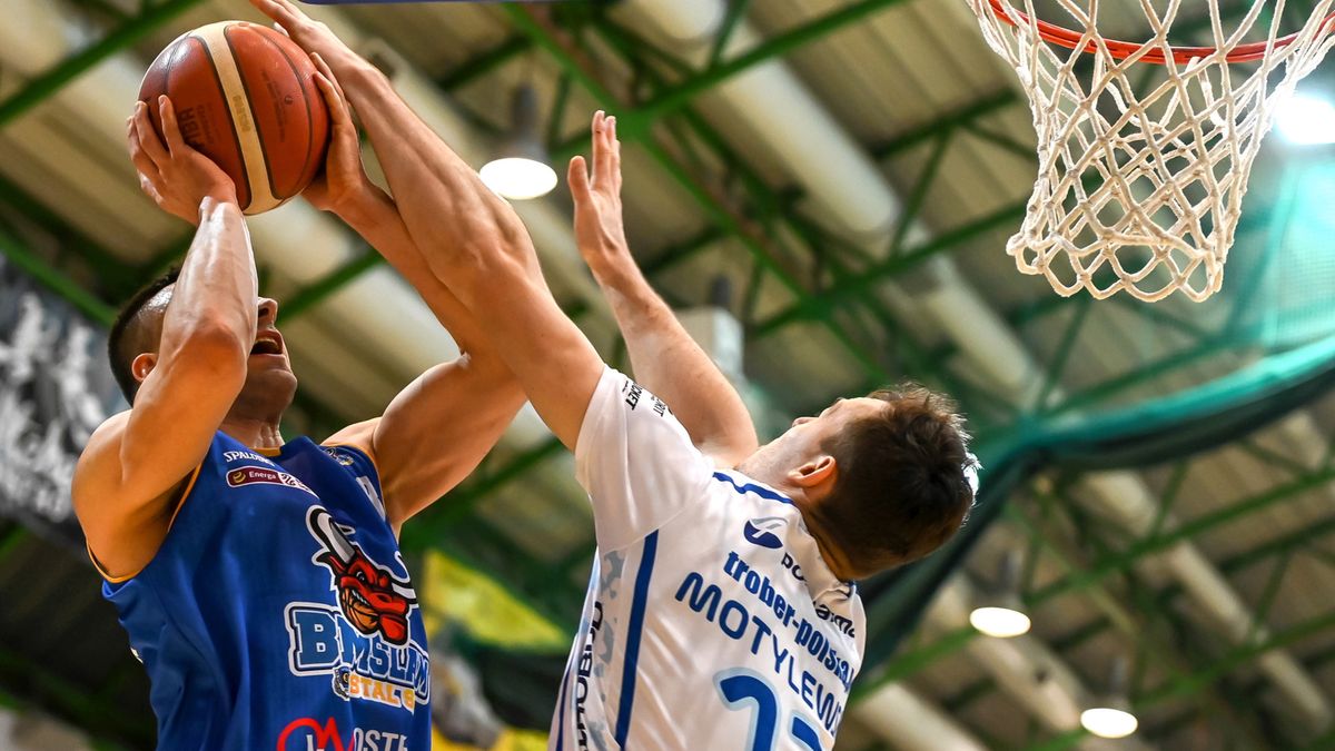 PAP / Jan Dzban / Na zdjęciu: Przemysław Żołnierewicz (z piłką) i Jakub Motylewski