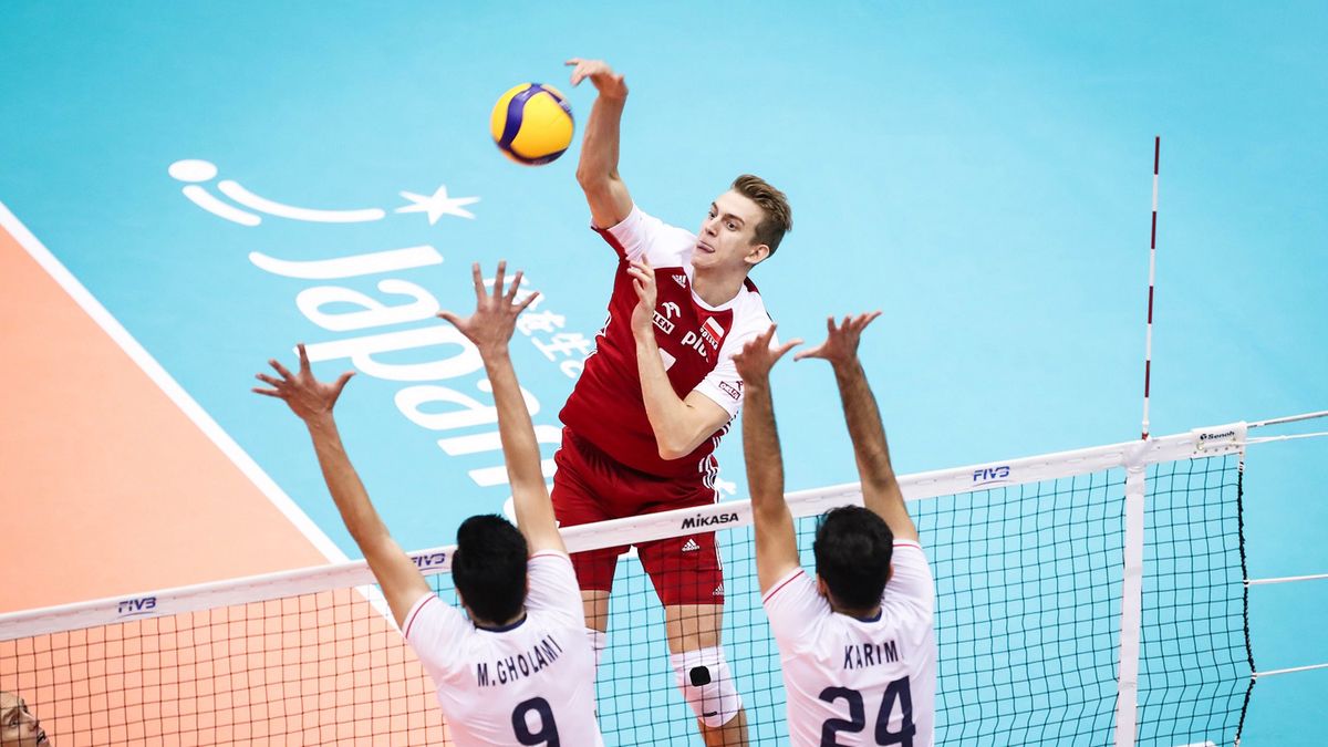 Materiały prasowe / FIVB / Na zdjęciu: Artur Szalpuk wykonujący atak