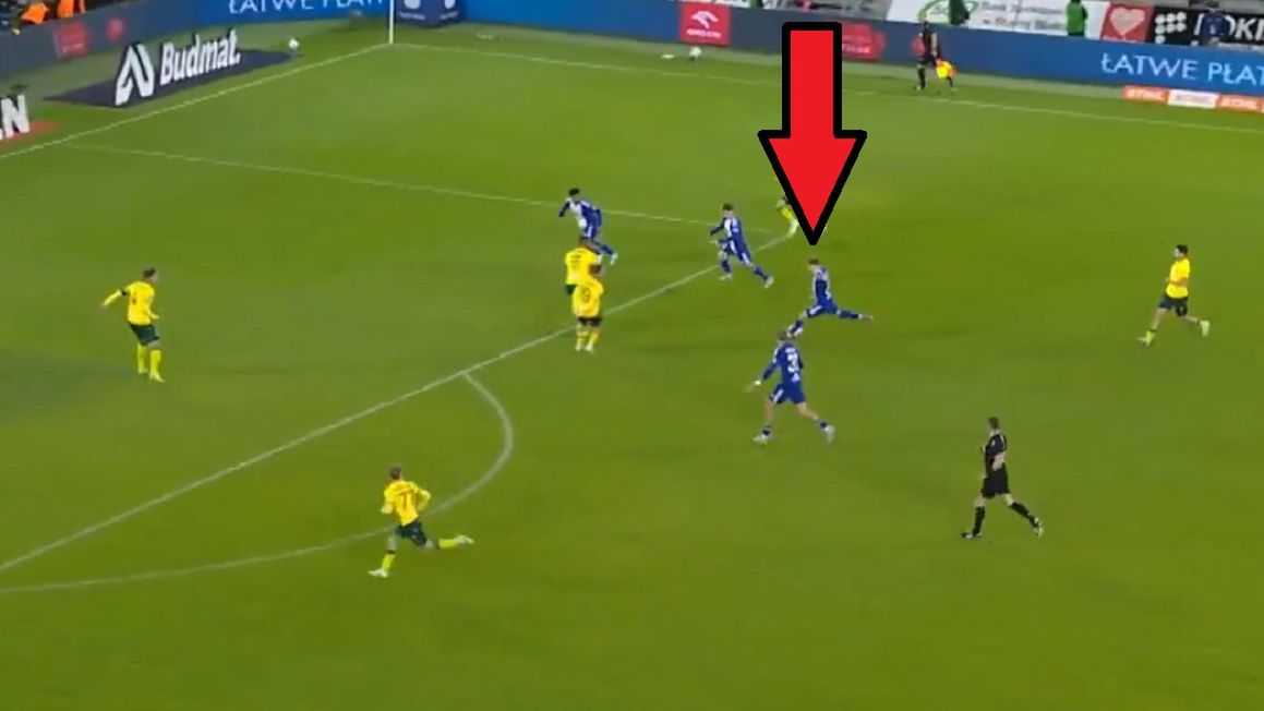 Twitter / Screen / Canal+Sport / Na zdjęciu: Żan Rogelj dość przypadkowo strzelił w samo okienko