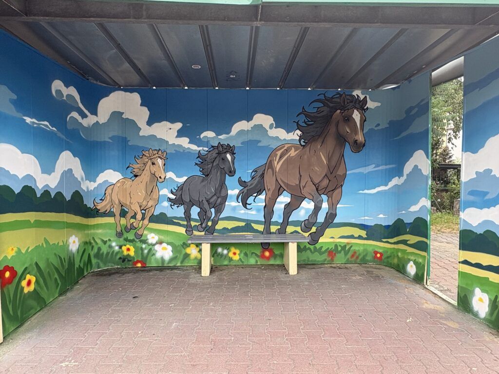 Przystanek z nowym muralem 