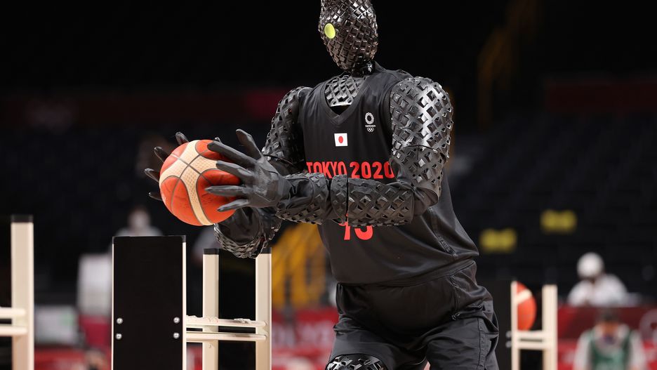 Robot grający w koszykówkę na Igrzyskach Olimpijskich w Tokio.