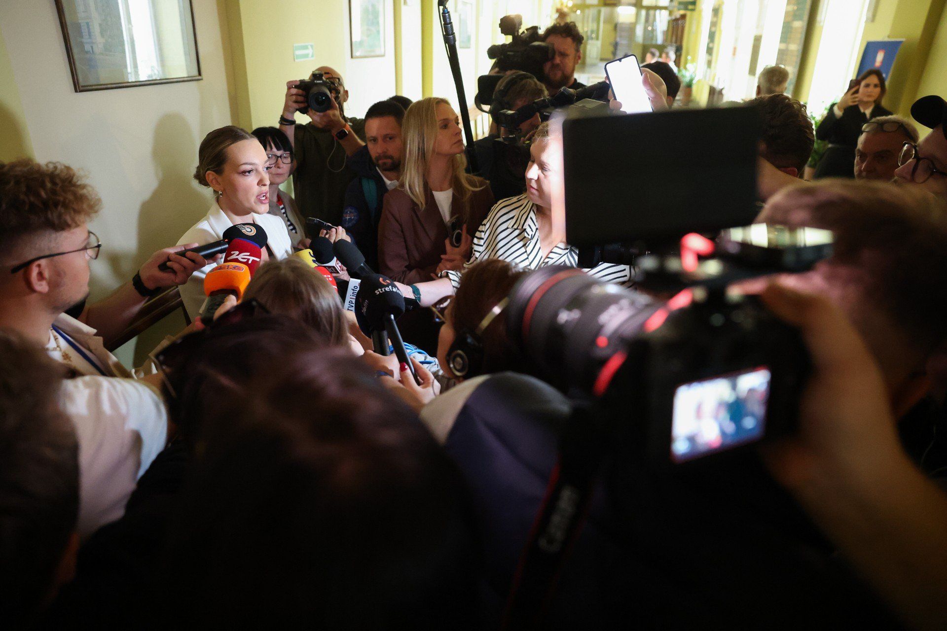 Obrońca oskarżonego Sebastiana M., Katarzyna Hebda, podczas wypowiedzi dla mediów przed salą Sądu Rejonowego w Piotrkowie Trybunalskim
