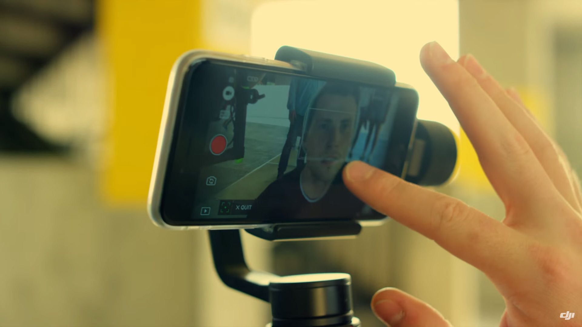 DJI Osmo Mobile zapewnia 3-osiową stabilizację podczas kręcenia smartfonem 3