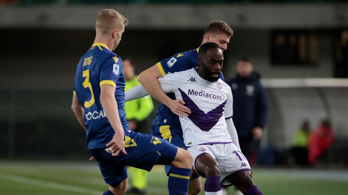 Paweł Dawidowicz walczący o piłkę z Jonathanem Ikone w meczu Hellas Verona - ACF Fiorentina