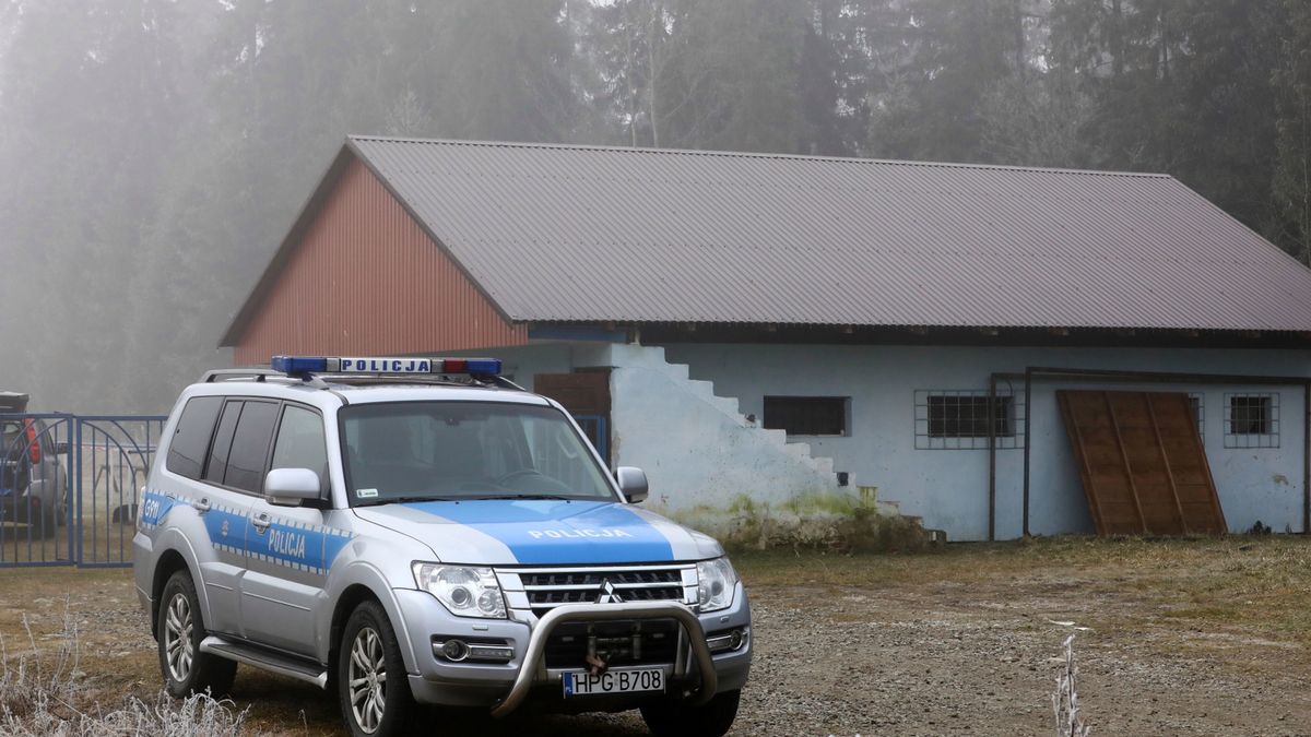 policja przed budynkiem szatni w Nowej Białej