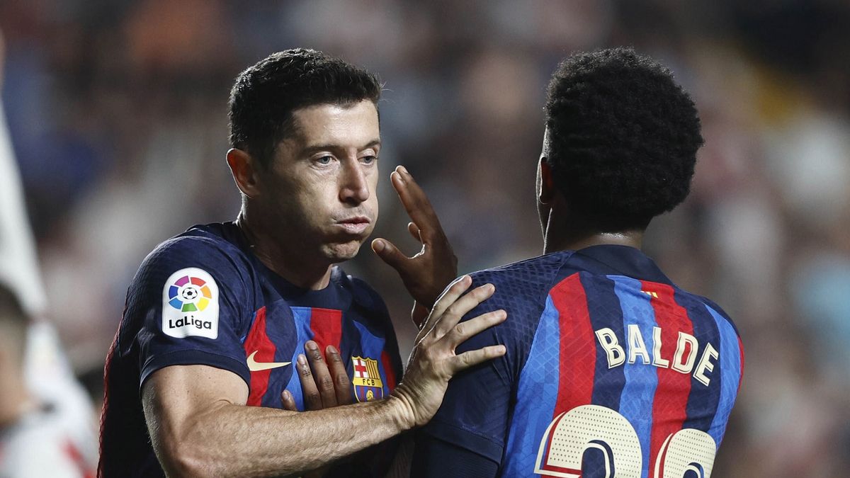 PAP/EPA / Rodrigo Jimenez / Na zdjęciu: Robert Lewandowski (z lewej) i Alejandro Balde