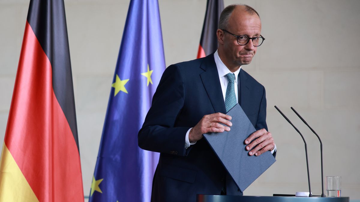 German Chancellor Friedrich Merz leaves after delivering a statement at the chancellery following a meeting of the government's security cabinet in Berlin, Germany, 28 July 2025. EPA/CLEMENS BILAN Dostawca: PAP/EPA.