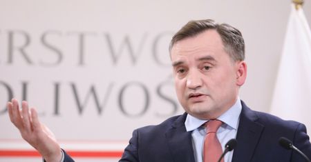 Kolejny wniosek Ziobry. "Przyznał się do błędu"?