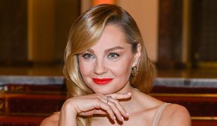 "Niewidzialna" sukienka zrobiła furorę. Socha w niej błyszczała