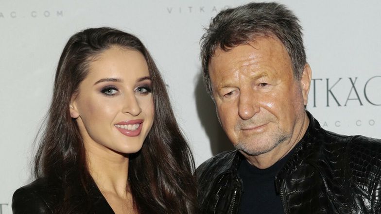 Patrycja Tuchlińska pokazuje, jak Józef Wojciechowski zajmuje się dzieckiem 