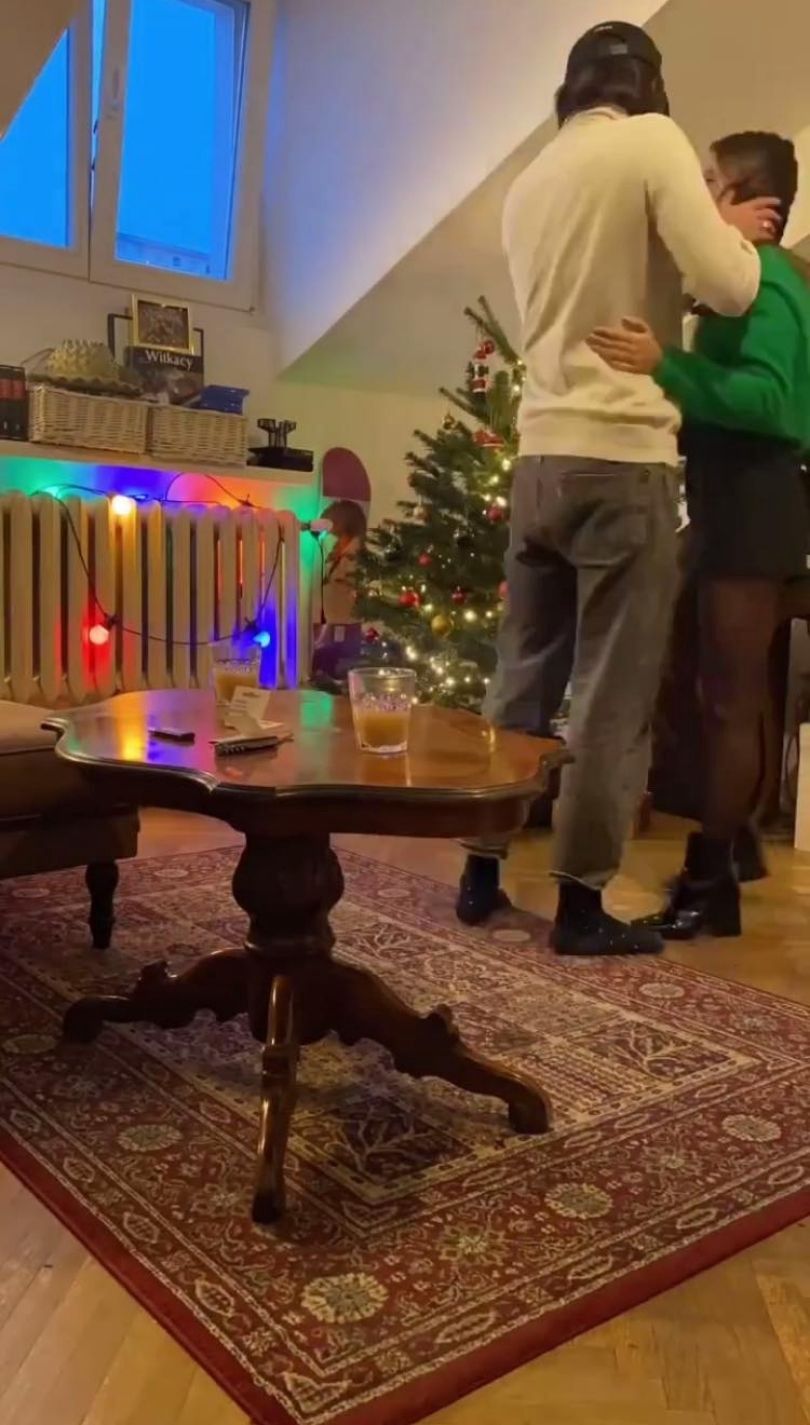 Julia Wieniawa i Nikodem Rozbicki ubierają choinkę