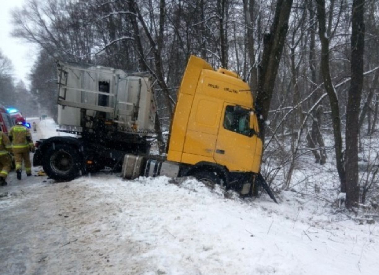 Czołowe zderzenie niedaleko Kielc. Dwie osoby ranne