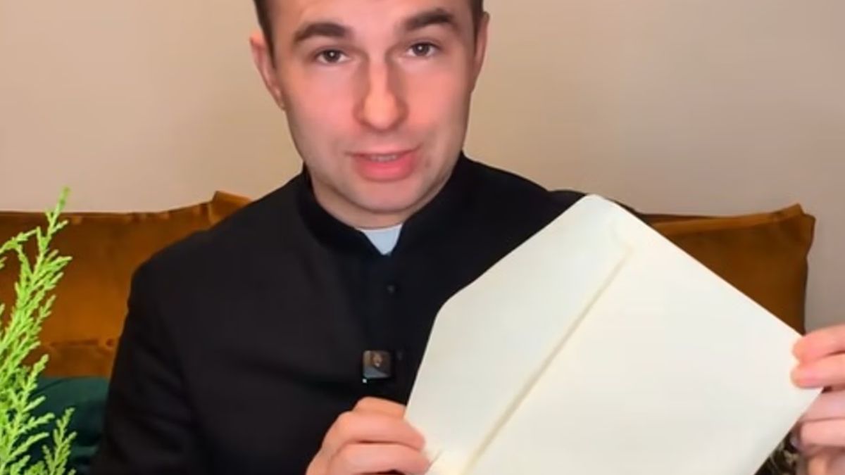Ksiądz pokazał koperty od parafian