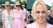 Rebel Wilson w koronkowym wdzianku razem z żoną wtapiają się w tłum gości Wimbledonu