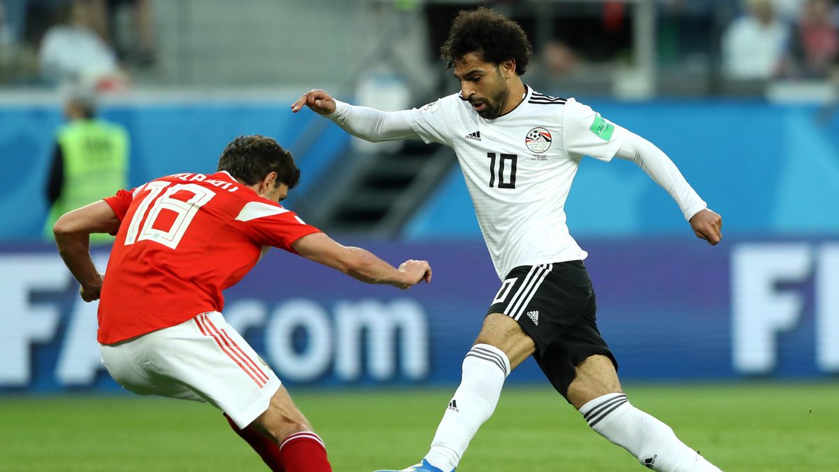 Jurij Żyrkow (po lewej) i Mohamed Salah (po prawej)