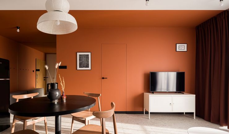 Czerwone jak cegła… Nowoczesne mieszkanie w dawnej fabryce