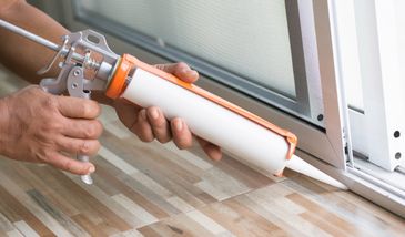 Najlepsze sposoby na zaschnięty silikon. Usuniesz go skutecznie i szybko