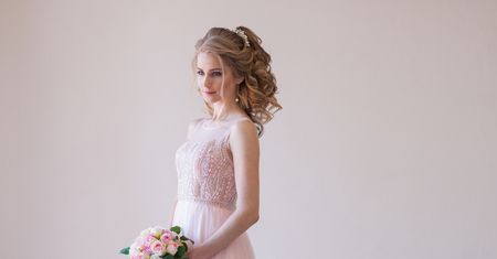 Kolorowe sukienki na ślub cywilny. Sposób na elegancką i niebanalną kreację ślubną