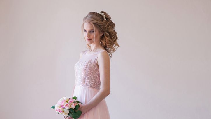 Kolorowe sukienki na ślub cywilny. Sposób na elegancką i niebanalną kreację ślubną 1