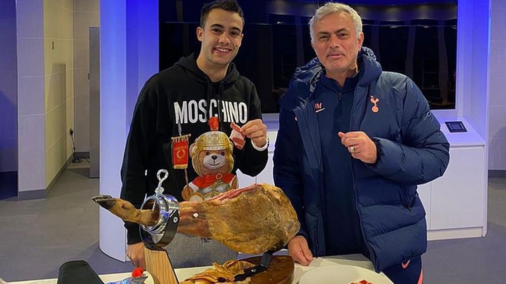 Na zdjęćiu: Sergio Reguilon i Jose Mourinho