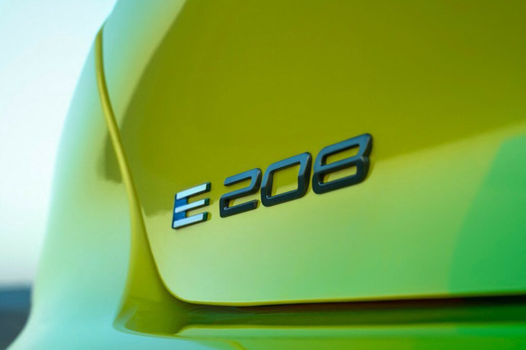 Odświeżony Peugeot e-208