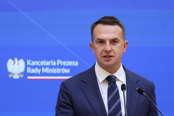 Adam Szłapka skrytykowany. Przedwcześnie ogłosił rolę premiera podczas telekonferencji