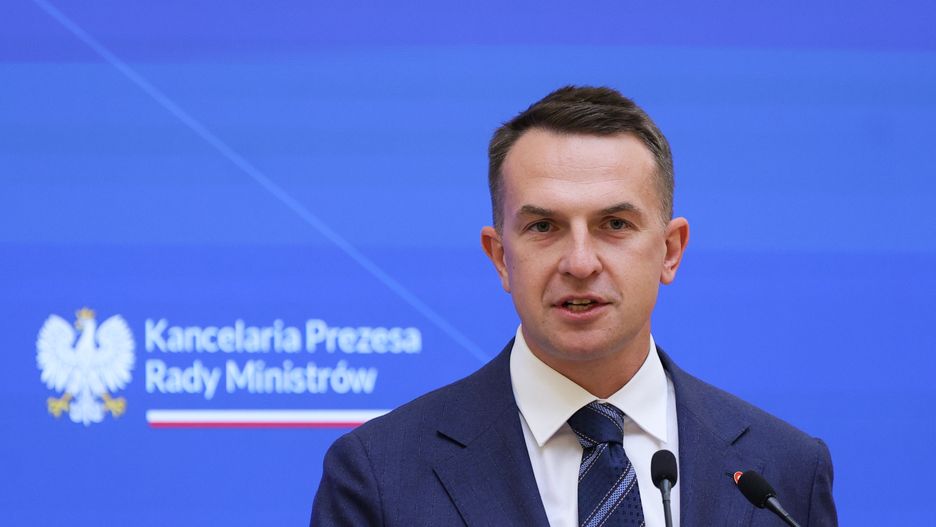 Adam Szłapka, rzecznik rządu, skrytykowany za mijanie się z pr
