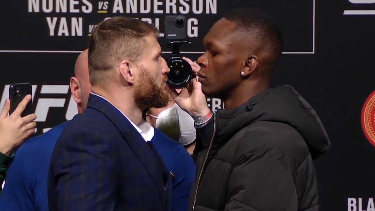 YouTube / UFC / Jan Blachowicz i Israel Adesanya podczas spotkania twarzą w twarz