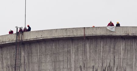 Greenpeace protestuje na kominie w Bogatyni