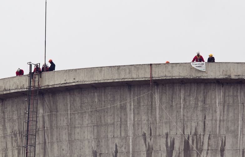 Greenpeace protestuje na kominie w Bogatyni