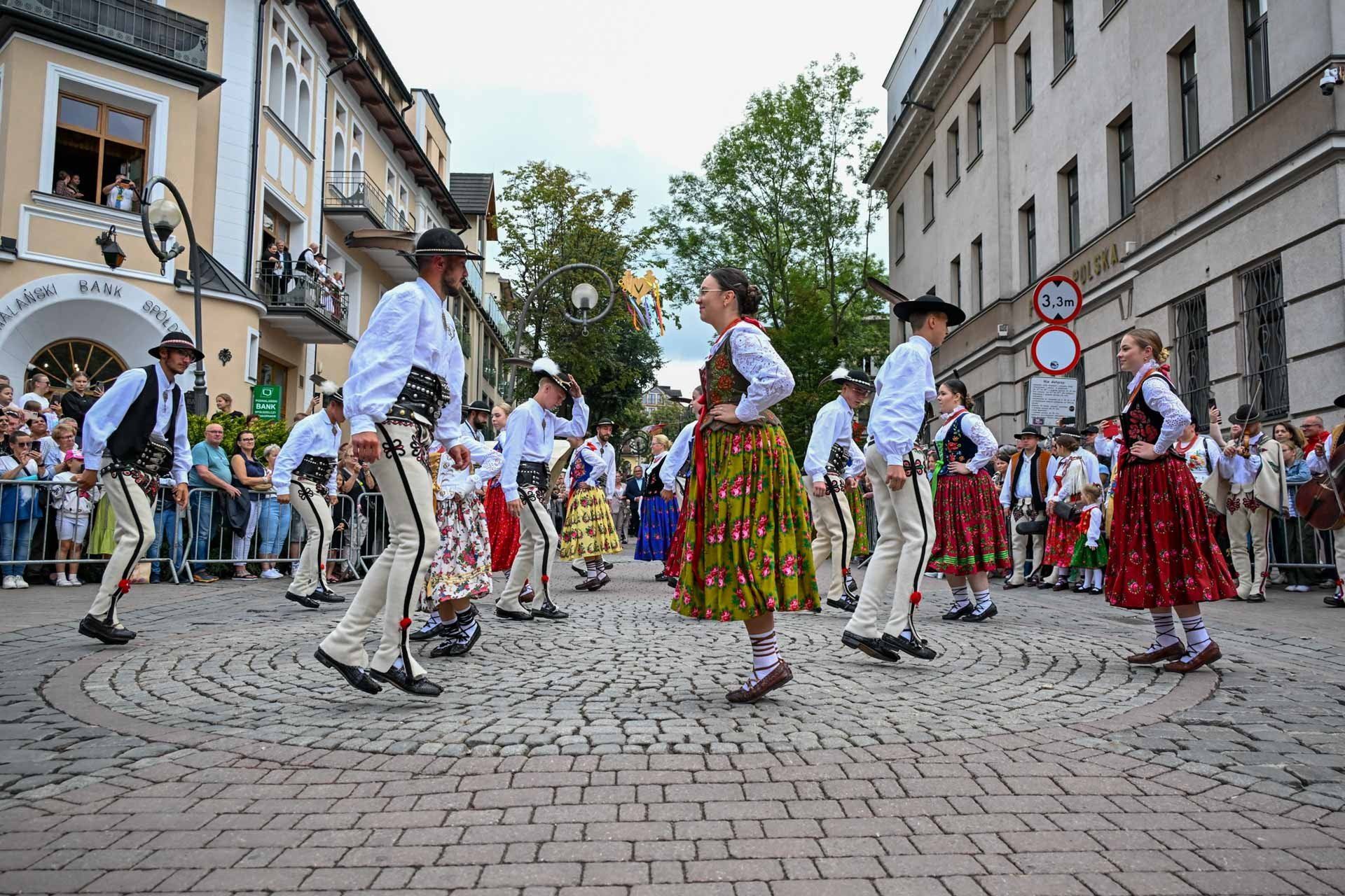 Festiwalowy korowód na Krupówkach