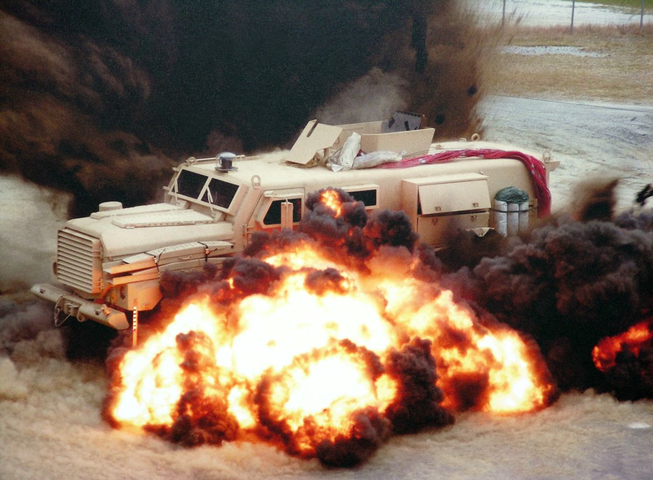 Test MRAP-a Cougar. Pod pojazdami tego typu wybuchło 300 min pułapek, bez ofiar śmiertelnych