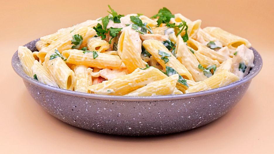 Przekładam makaron z kurczakiem i parmezanem na talerz.