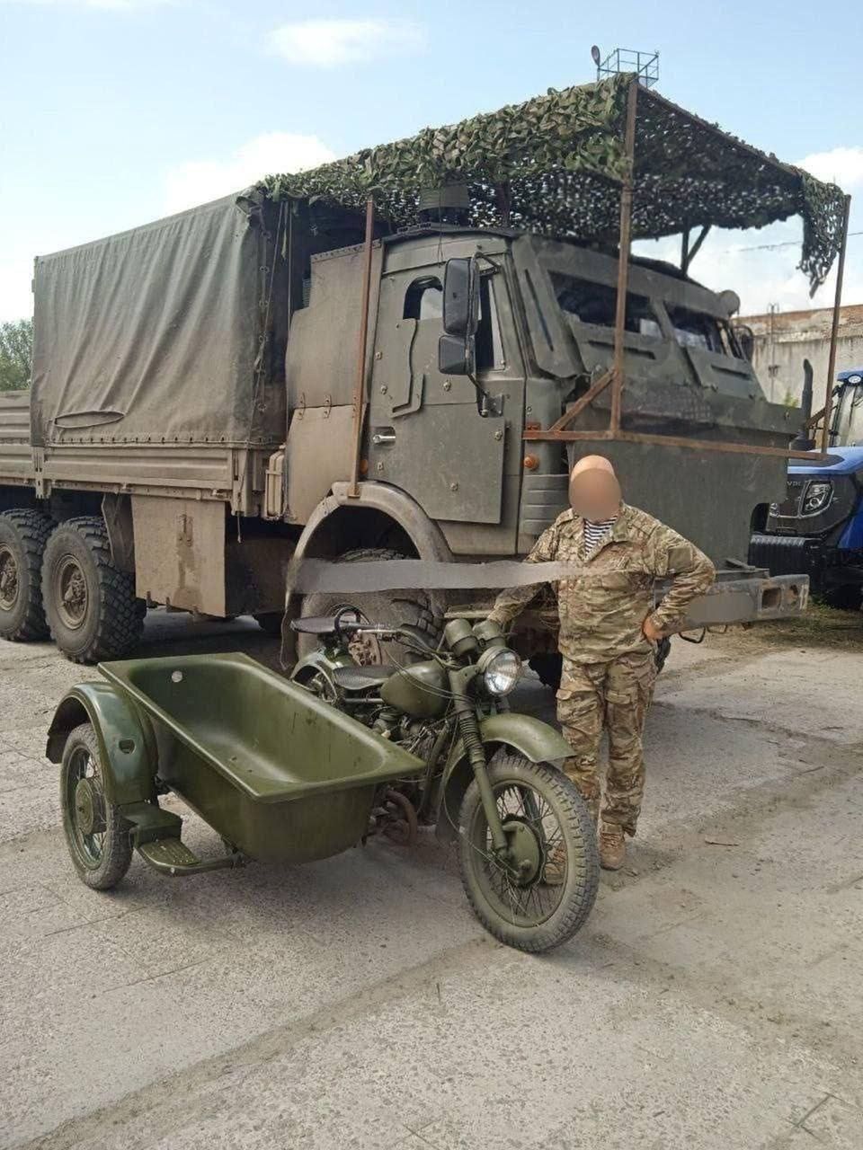 Rosyjska "wanna szturmowa" na tle ciężarówki.