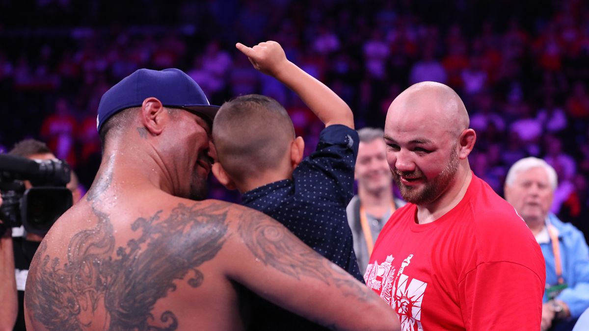 NEW YORK, NEW YORK - AUGUST 03:  Adam Kownacki talks to Chris Arreola's Son Alex Arreola after their heavyweight fight at Barclays Center on August 03, 2019 in New York City. (Photo by Al Bello/Getty Images)
