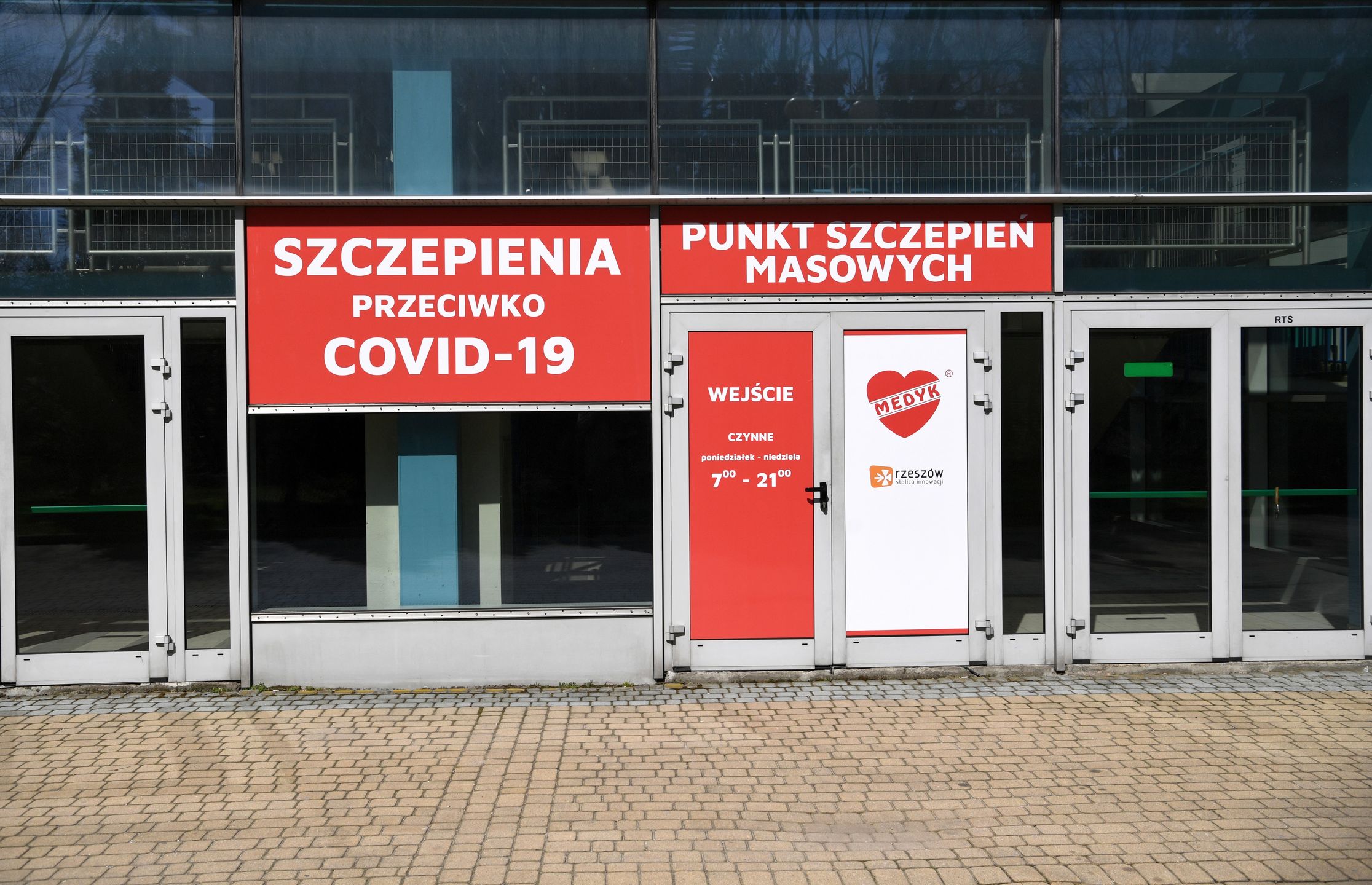 Dostawy szczepionek do Polski. MZ podaje liczby / Punkt szczepień w Rzeszowie