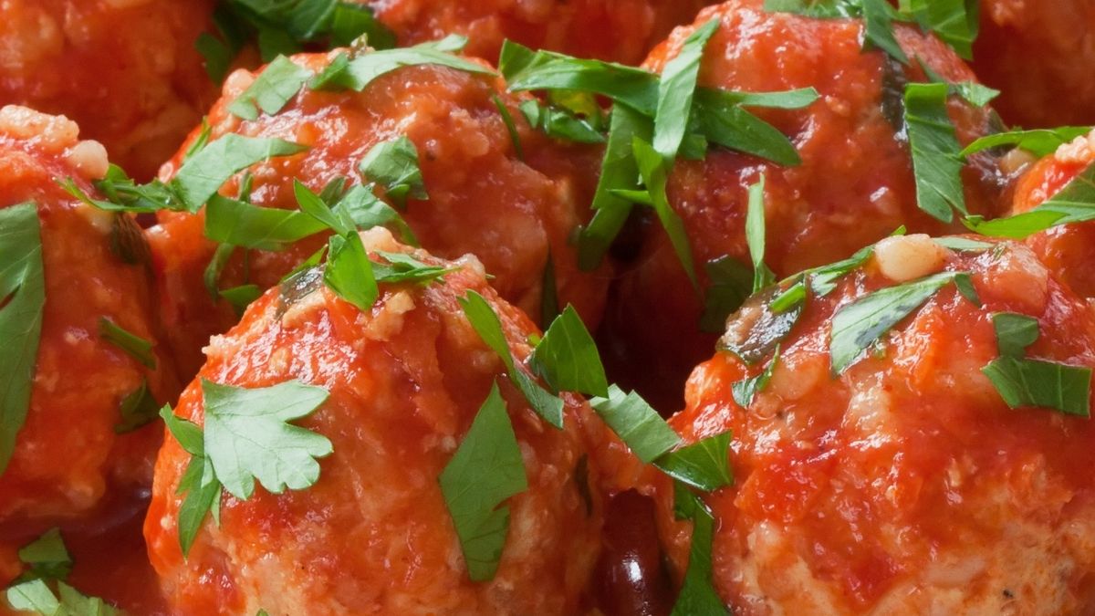 Sojowe pulpety można podawać z sosem pomidorowym