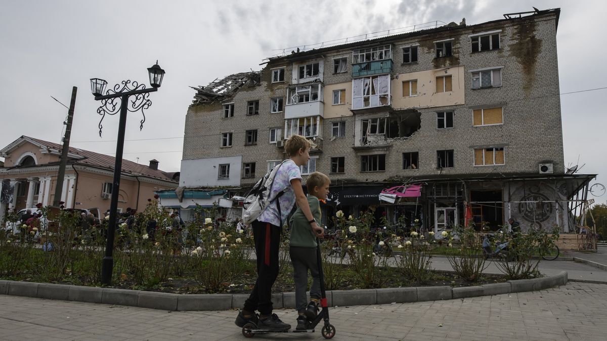 Zniszczenia w mieście Izium w obwodzie charkowskim