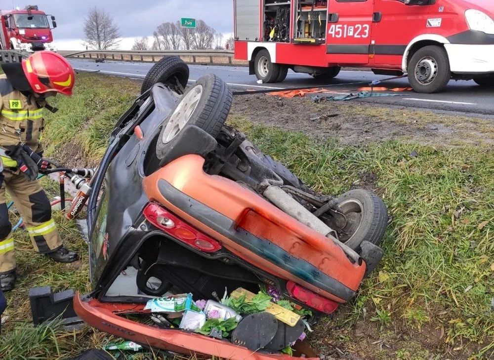 Fiat uderzył w ciężarówkę. Rannych uwalniali strażacy. 
