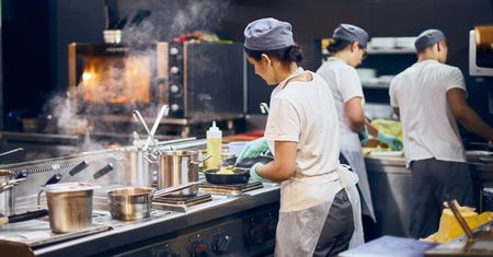 Ogrom nieprawidłowości. UOKiK skontrolował restauracje. Tak oszukują klientów