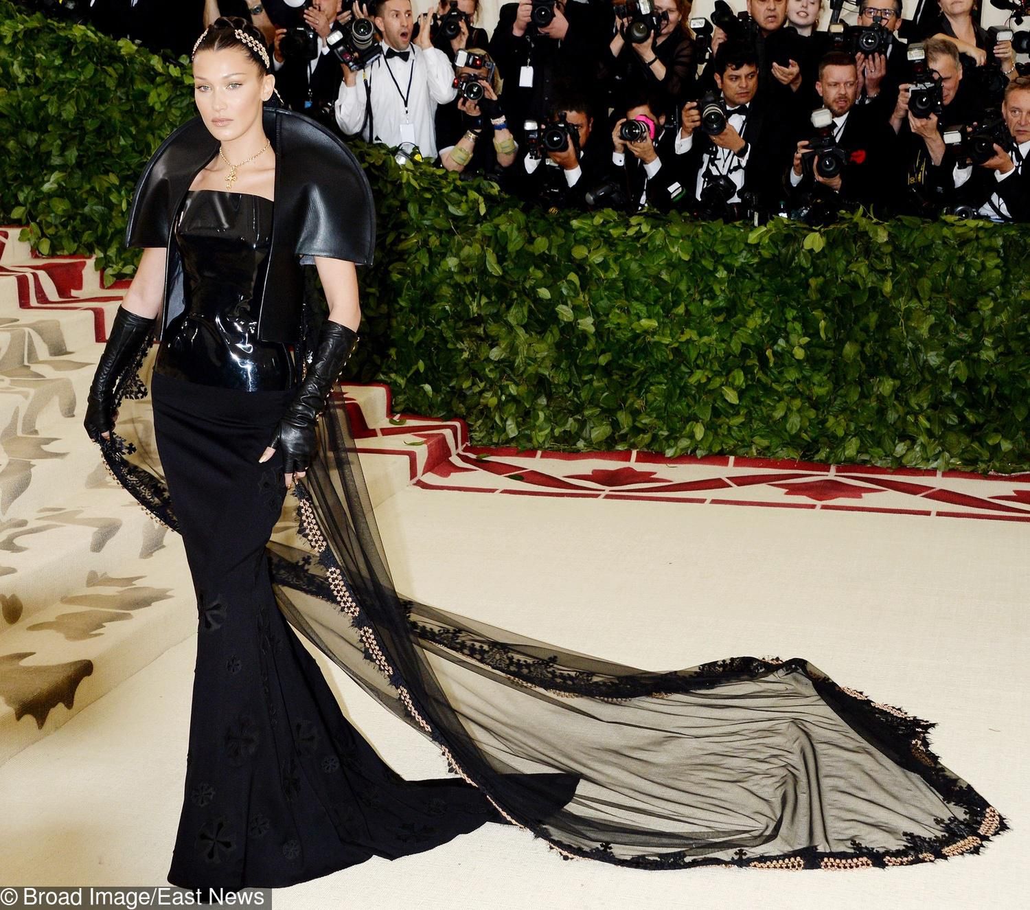 Bella Hadid, kreacja: Chrome Hearts Official – MET Gala 2018