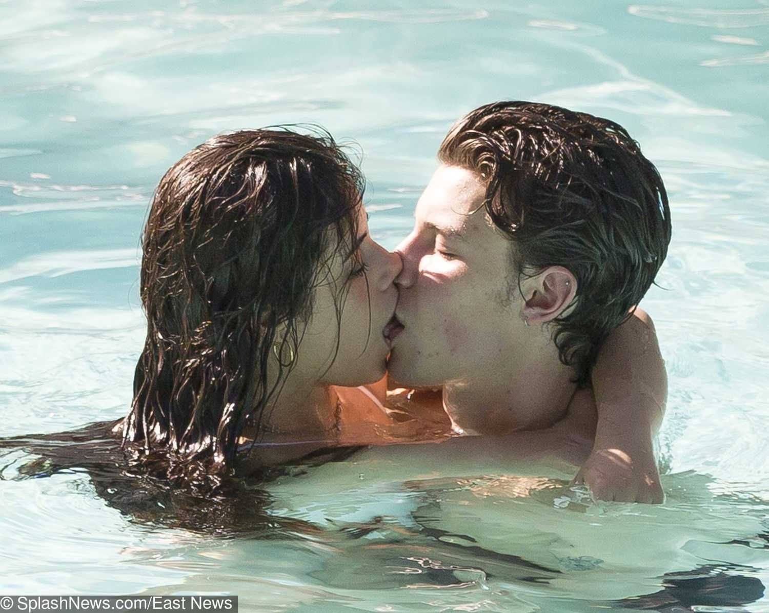 Shawn Mendes i Camila Cabello całują się w basenie