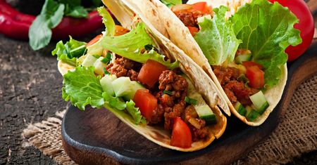 Taco twarde z wołowiną, serem i sałatą