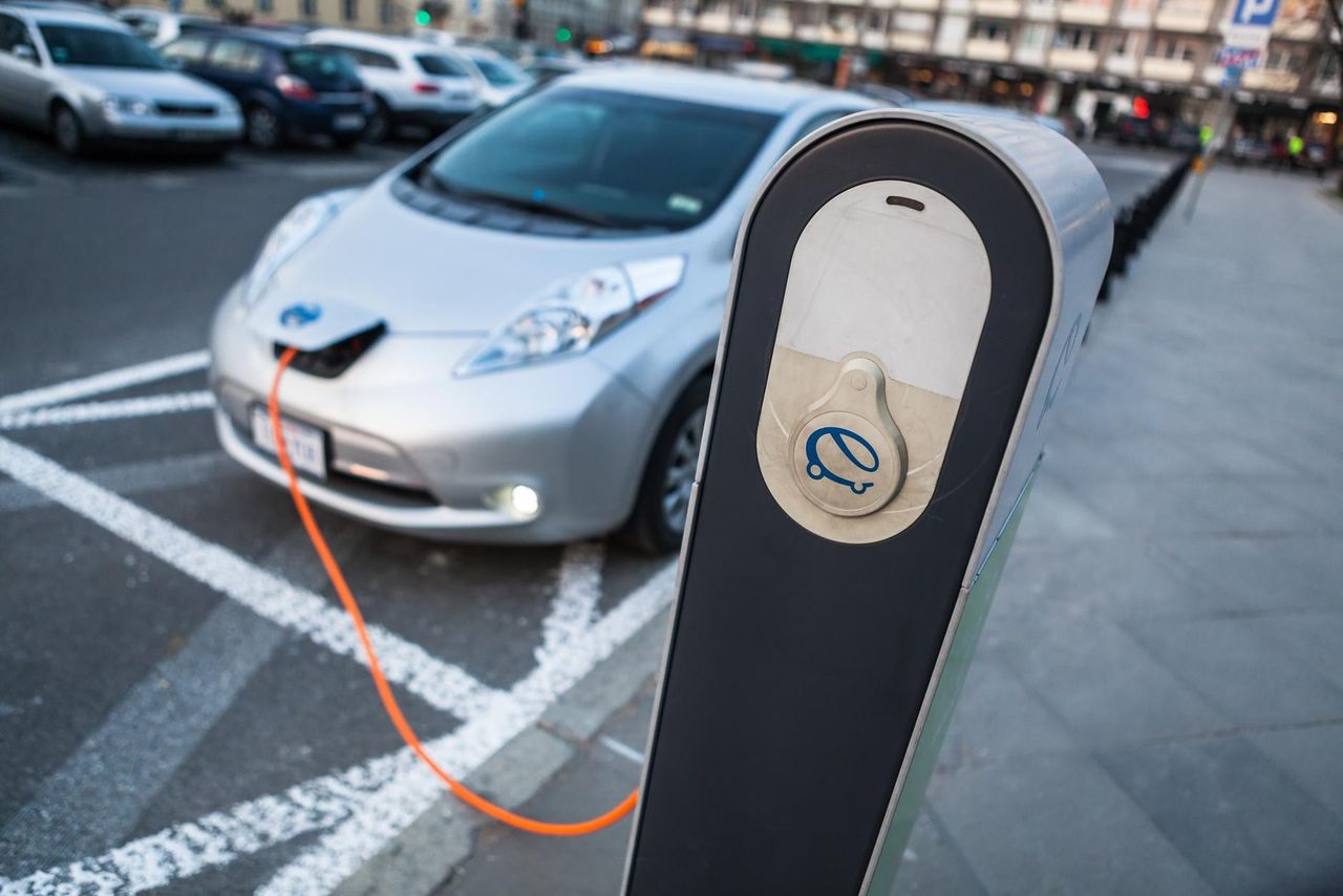 Elektromobilność tylko w deklaracjach. Więcej aut rejestrują nawet Węgry i Rumunia