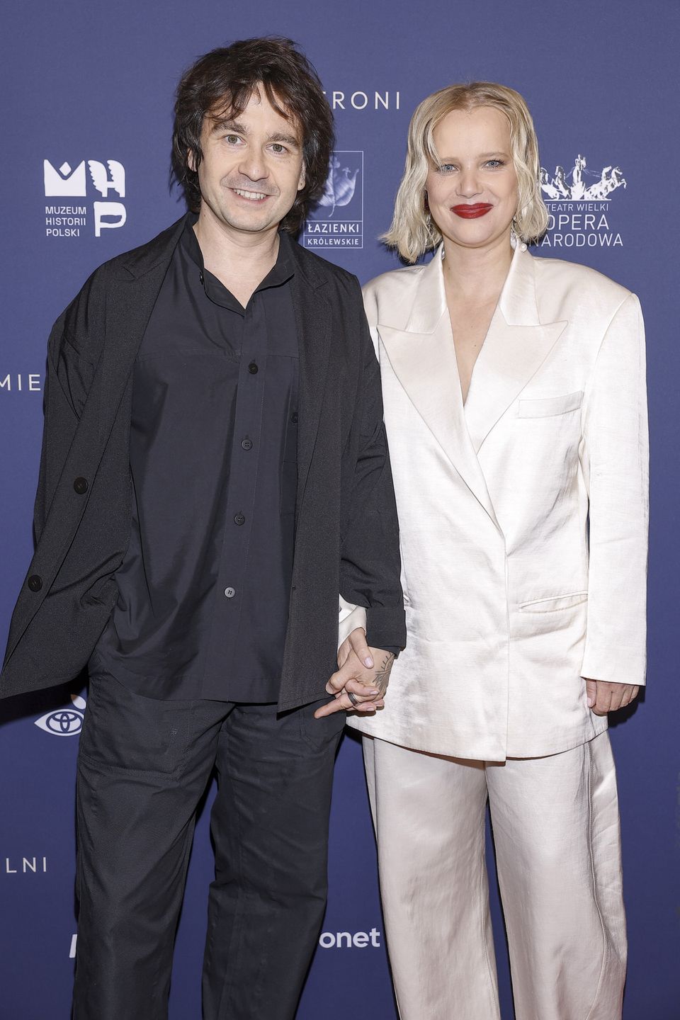 Joanna Kulig w białym garniturze