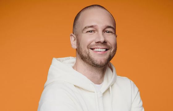 Znany dziennikarz wraca do Radia Eska. Będzie współprowadził poranne pasmo