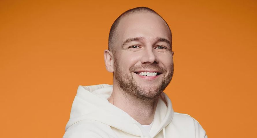 Znany dziennikarz wraca do Radia Eska. Będzie współprowadził poranne pasmo